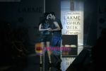 Akshay Kumar walk on the ramp for Levis show by Tarun Tahiliani at Lakme Fashion Week 2009 on 30th March 2009 (40).JPG