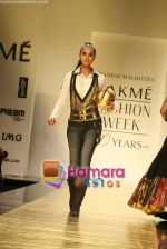 Model walk the ramp for Manish Malhotra Show at Lakme Fashion Week 2009 on 30th March 2009  (121).JPG