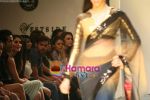 Model walk the ramp for Manish Malhotra Show at Lakme Fashion Week 2009 on 30th March 2009  (23).JPG