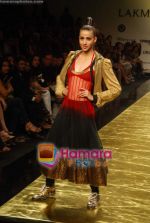 Model walk the ramp for Manish Malhotra Show at Lakme Fashion Week 2009 on 30th March 2009  (69).JPG