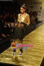 Model walk the ramp for Manish Malhotra Show at Lakme Fashion Week 2009 on 30th March 2009  (73).JPG
