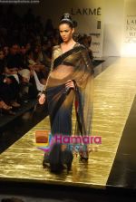 Model walk the ramp for Manish Malhotra Show at Lakme Fashion Week 2009 on 30th March 2009  (76).JPG