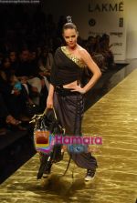 Model walk the ramp for Manish Malhotra Show at Lakme Fashion Week 2009 on 30th March 2009  (87).JPG