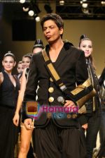 Shahrukh Khan walk the ramp for Manish Malhotra Show at Lakme Fashion Week 2009 on 30th March 2009  (15).JPG