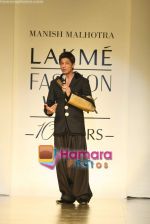 Shahrukh Khan walk the ramp for Manish Malhotra Show at Lakme Fashion Week 2009 on 30th March 2009  (17).JPG