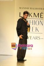 Shahrukh Khan walk the ramp for Manish Malhotra Show at Lakme Fashion Week 2009 on 30th March 2009  (19).JPG