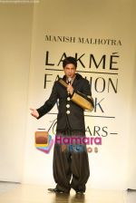 Shahrukh Khan walk the ramp for Manish Malhotra Show at Lakme Fashion Week 2009 on 30th March 2009  (20).JPG