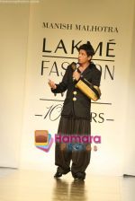 Shahrukh Khan walk the ramp for Manish Malhotra Show at Lakme Fashion Week 2009 on 30th March 2009  (22).JPG