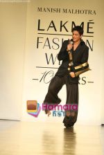 Shahrukh Khan walk the ramp for Manish Malhotra Show at Lakme Fashion Week 2009 on 30th March 2009  (23).JPG