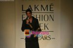 Shahrukh Khan walk the ramp for Manish Malhotra Show at Lakme Fashion Week 2009 on 30th March 2009  (4).JPG