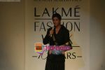 Shahrukh Khan walk the ramp for Manish Malhotra Show at Lakme Fashion Week 2009 on 30th March 2009  (5).JPG