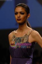 Model walk the ramp for Gayatri Show at Lakme Fashion Week Day 5 on 31st March 2009 (40).JPG