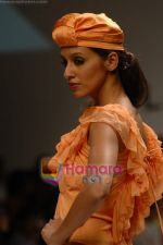 Model walk the ramp for Gayatri Show at Lakme Fashion Week Day 5 on 31st March 2009 (43).JPG
