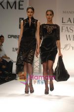 Model walk the ramp for Gayatri Show at Lakme Fashion Week Day 5 on 31st March 2009 (54).JPG