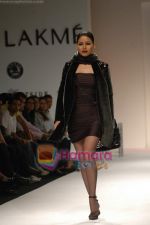Model walk the ramp for Gayatri Show at Lakme Fashion Week Day 5 on 31st March 2009 (56).JPG