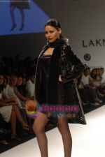 Model walk the ramp for Gayatri Show at Lakme Fashion Week Day 5 on 31st March 2009 (57).JPG