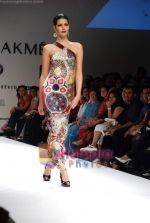 Model walk the ramp for Gayatri Show at Lakme Fashion Week Day 5 on 31st March 2009 (59).JPG