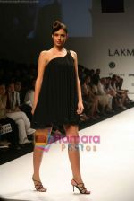 Model walk the ramp for Sunaina Puri Show at Lakme Fashion Week Day 5 on 31st March 2009 (14).JPG