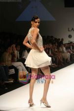 Model walk the ramp for Sunaina Puri Show at Lakme Fashion Week Day 5 on 31st March 2009 (17).JPG