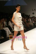 Model walk the ramp for Sunaina Puri Show at Lakme Fashion Week Day 5 on 31st March 2009 (31).JPG