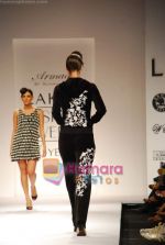 Model walk the ramp for Sunaina Puri Show at Lakme Fashion Week Day 5 on 31st March 2009 (44).JPG