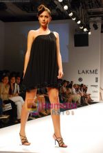 Model walk the ramp for Sunaina Puri Show at Lakme Fashion Week Day 5 on 31st March 2009 (47).JPG