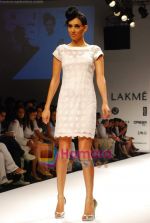 Model walk the ramp for Sunaina Puri Show at Lakme Fashion Week Day 5 on 31st March 2009 (54).JPG