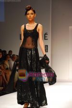 Model walk the ramp for Sunaina Puri Show at Lakme Fashion Week Day 5 on 31st March 2009 (55).JPG