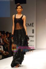 Model walk the ramp for Sunaina Puri Show at Lakme Fashion Week Day 5 on 31st March 2009 (56).JPG