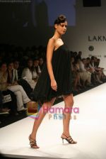 Model walk the ramp for Sunaina Puri Show at Lakme Fashion Week Day 5 on 31st March 2009 (79).JPG