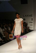Model walk the ramp for Sunaina Puri Show at Lakme Fashion Week Day 5 on 31st March 2009 (82).JPG