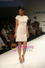 Model walk the ramp for Sunaina Puri Show at Lakme Fashion Week Day 5 on 31st March 2009 (83).JPG