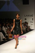 Model walk the ramp for Sunaina Puri Show at Lakme Fashion Week Day 5 on 31st March 2009 (86).JPG