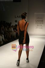 Model walk the ramp for Sunaina Puri Show at Lakme Fashion Week Day 5 on 31st March 2009 (87).JPG
