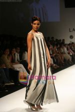 Model walk the ramp for Sunaina Puri Show at Lakme Fashion Week Day 5 on 31st March 2009 (91).JPG