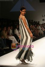 Model walk the ramp for Sunaina Puri Show at Lakme Fashion Week Day 5 on 31st March 2009 (92).JPG