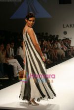 Model walk the ramp for Sunaina Puri Show at Lakme Fashion Week Day 5 on 31st March 2009 (93).JPG