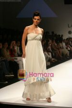 Model walk the ramp for Sunaina Puri Show at Lakme Fashion Week Day 5 on 31st March 2009 (98).JPG