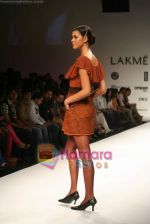Model walk the ramp for Pallavi Jaipur at Lakme Fashion week day 4 on 30th March 2009 (33).JPG