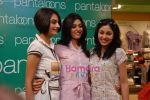 Ekta Choudhary, Pooja Chopra and Shriya Kishore at Pantaloon showroom in Phoenix Mills on 8th April 2009 (13).JPG