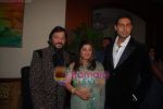 Roop Kumar, Sonali Rathod, Abhishek Bachchan at the launch of Roopkumar and Sonali Rathod_s new album _Mann Pasand_ on 8th April 2009 (5).JPG
