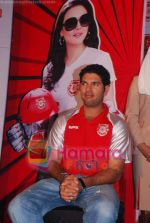 Yuvraj Singh at IPL press meet in Taj Land_s End on 11th April 2009 (2).JPG