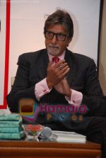 Amitabh Bachchan at the launch of Anil Dharker_s book in Mumbai on 14th April 2009 (9).JPG