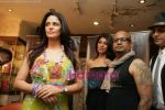 Mona Singh, Aalim Hakim at the UTV Bindass Blue Carpet launch in Bandra Aalim_s salon on 15th April 2009 (30).JPG