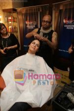 Mona Singh, Aalim Hakim at the UTV Bindass Blue Carpet launch in Bandra Aalim_s salon on 15th April 2009 (20).JPG