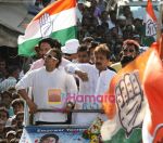 Salman Khan campaigns for Priya Dutt in Bandra Talao on 15th April 2009 (23).jpg