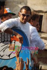 Salman Khan campaigns for Priya Dutt in Bandra Talao on 15th April 2009 (8).JPG