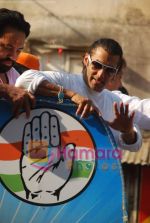 Salman Khan campaigns for Priya Dutt in Bandra Talao on 15th April 2009 (9).JPG