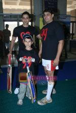 Kunal Khemu, Cyrus Broacha at film 99_s cricket match in WTC, Mumbai on 19th April 2009(6).JPG