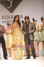 Model walk the ramp for Abhishek  Dutta at Kolkata Fashion Week day 1 on 2nd April 2009 (11).JPG